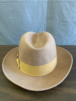 Mens, Fedora, CAPAS DESIGN, Camel Brown, Wool, Solid, 7 3/8, Large, Felt, 2.5" Wide Brim, Camel Grosgrain Band with Red/Beige Feather Plume, Retro 1940's-1950's Inspired