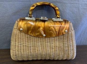 HAND MADE HONG KONG, Tan Brown, Caramel Brown, Straw, Plastic, Hand Woven with Swirled Bakelite Clasp and Handles, Gold Metal Hardware, Cream Silk Lining, in Good Condition, Lining is a Bit Dirty